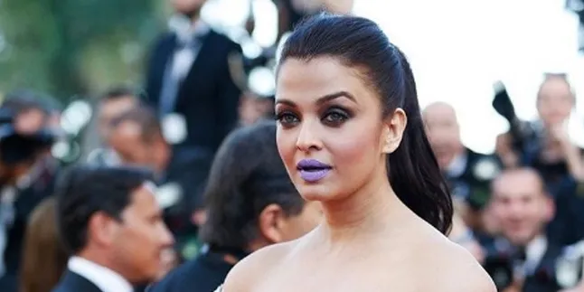 Jadi Tertawaan Karena Lipstik Ungu, Aishwarya Diminta Pecat MUA Jadi Tertawaan Karena Lipstik Ungu, Aishwarya Diminta Pecat MUA
