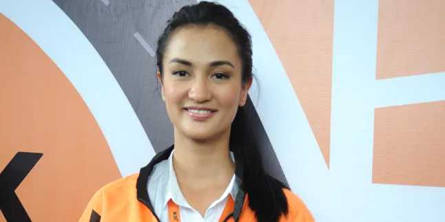 Jadi Tukang Ojek, Atiqah Hasiholan Termotivasi Ibu-Ibu Naik Motor Jadi Tukang Ojek, Atiqah Hasiholan Termotivasi Ibu-Ibu Naik Motor