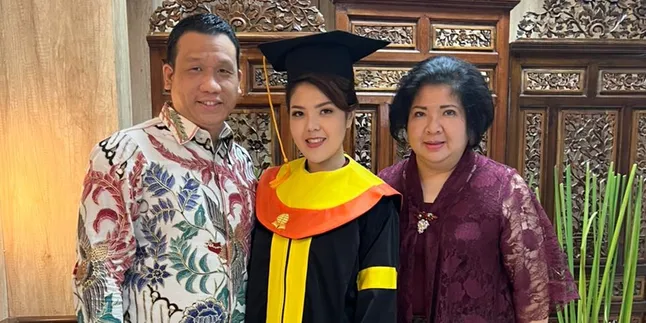 Jadi Wisudawan Terhormat, Tina Toon Resmi Lulus S1 Ilmu Hukum di Universitas Terbuka Jadi Wisudawan Terhormat, Tina Toon Resmi Lulus S1 Ilmu Hukum di Universitas Terbuka