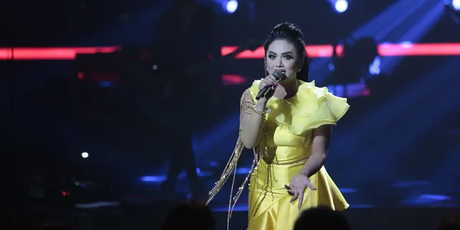 Jaga Kecantikan, Ini Alat Make-Up Yang Wajib Dibawa Krisdayanti