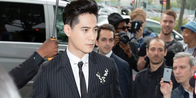 Jaga Rapat Privasi, Vic Zhou Tertangkap Kamera Jalan-Jalan Bareng Istri & Anak Jaga Rapat Privasi, Vic Zhou Tertangkap Kamera Jalan-Jalan Bareng Istri & Anak