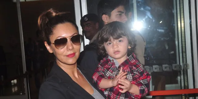 Jahil, AbRam Khan Bungkus Gauri Dengan Tissue Hingga Mirip Mumi Jahil, AbRam Khan Bungkus Gauri Dengan Tissue Hingga Mirip Mumi