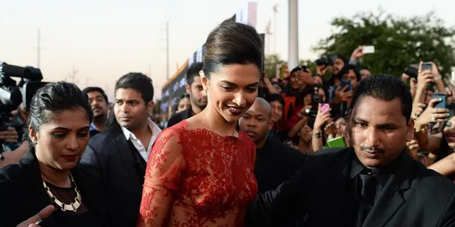Jahil! Salman Khan Gigit Gaun Deepika Padukone di Depan Umum Jahil! Salman Khan Gigit Gaun Deepika Padukone di Depan Umum