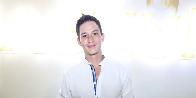 Jalan di Atas Catwalk, Ini Gaya Putra Mike Lewis Jalan di Atas Catwalk, Ini Gaya Putra Mike Lewis