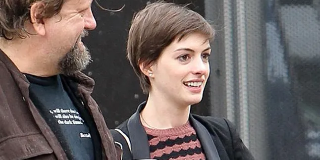 Jalan-Jalan, Anne Hathaway Pakai Baju 'Aneh'?