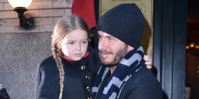 Jalan-Jalan Bareng Keluarga, Harper Beckham Lucu Makan Es Krim
