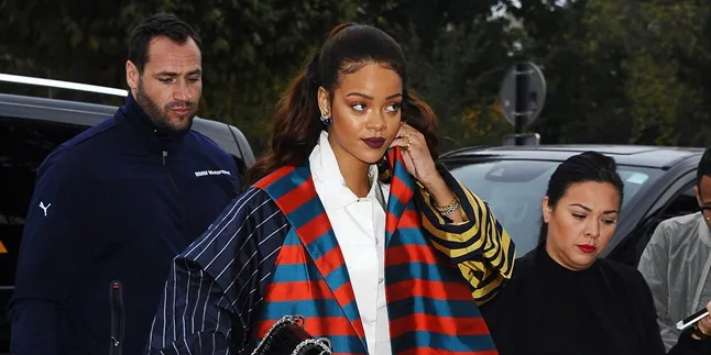 Jalan-Jalan di Mall, Rihanna Palsu Bikin Geger di Tahun Baru