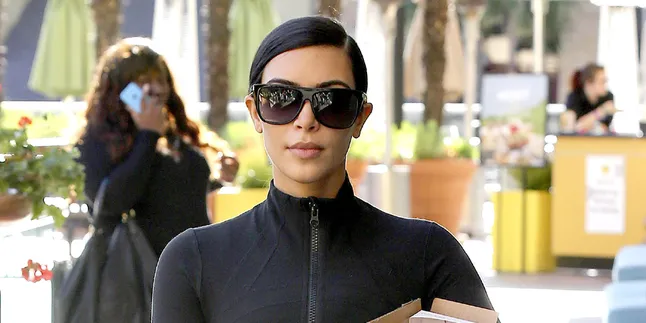 Jalan-Jalan di Salju, Kim Kardashian Nekat Cuma Pakai Bikini Jalan-Jalan di Salju, Kim Kardashian Nekat Cuma Pakai Bikini
