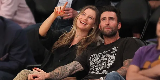 Jalan-Jalan Santai, Bayi ke-2 Adam Levine & Behati Prinsloo Juga Ikutan