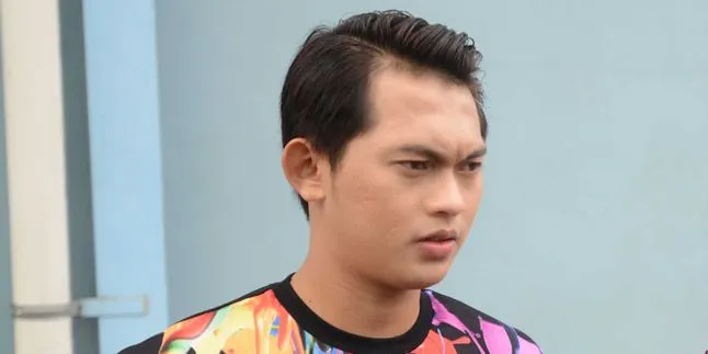 Jalan ke Mall Dengan Wanita Inisial TM, Irfan Sbaztian Dibelikan Baju Jalan ke Mall Dengan Wanita Inisial TM, Irfan Sbaztian Dibelikan Baju