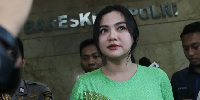 Jalani Pemeriksaan First Travel, Vicky Shu Ditemani Calon Adik Ipar Gantengnya