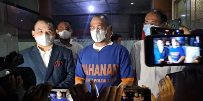 Jalani Pemeriksaan Sebagai Tersangka Kasus KDRT, Ferry Irawan Ajukan Penangguhan Penahanan Jalani Pemeriksaan Sebagai Tersangka Kasus KDRT, Ferry Irawan Ajukan Penangguhan Penahanan