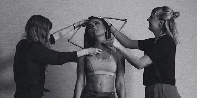 Jalani Proses Pengukuran Patung Lilin, Tubuh Hot Agnez Mo Curi Perhatian Jalani Proses Pengukuran Patung Lilin, Tubuh Hot Agnez Mo Curi Perhatian