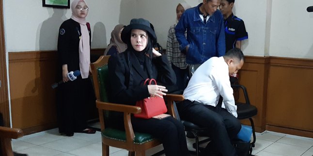 Angel Lelga Appears All in Black and Carrying a Bright Red Hermes Bag during Divorce Trial