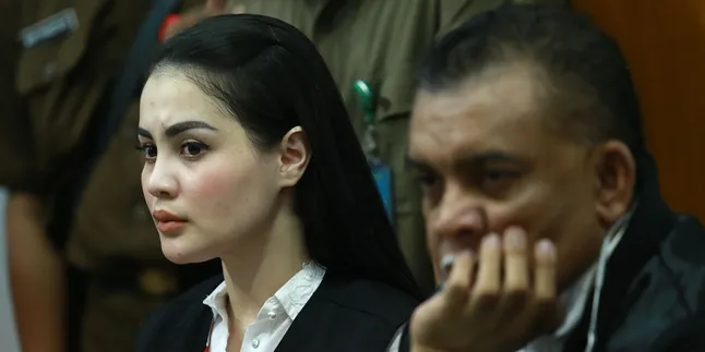 Jalani Sidang Narkoba, Jennifer Dunn Hadir Dalam Keadaan Sakit Jalani Sidang Narkoba, Jennifer Dunn Hadir Dalam Keadaan Sakit