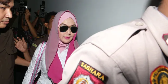 Jalani Sidang Perdana, Edies Adelia Tetap Cantik