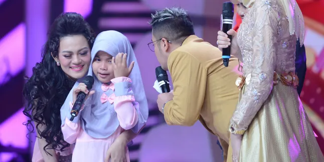 Jamila Menangis Dipertemukan dengan Anak di Panggung Dangdut Academy Asia 4 Jamila Menangis Dipertemukan dengan Anak di Panggung Dangdut Academy Asia 4