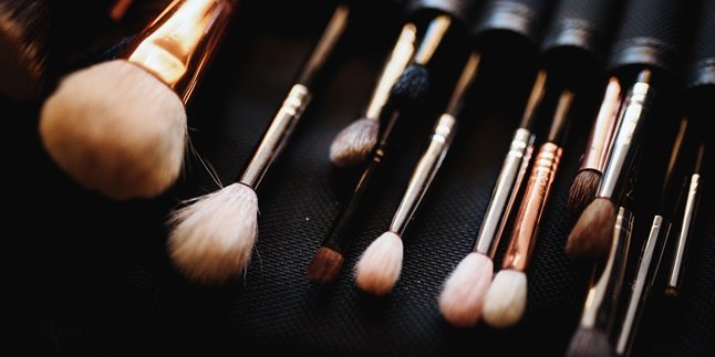 Jangan Malas, Ini 5 Cara Membersihkan Alat Makeup Agar Wajah Terhindar dari Jerawat - Bakteri