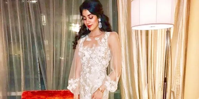 Janhvi Kapoor Akhirnya Buka Suara Soal Kematian Sridevi Yang Mendadak Janhvi Kapoor Akhirnya Buka Suara Soal Kematian Sridevi Yang Mendadak