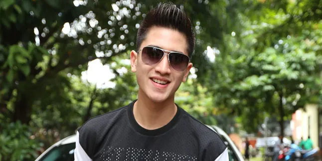 Janjian Hangout, Verrell Bramasta Buat Dua Temannya Menunggu