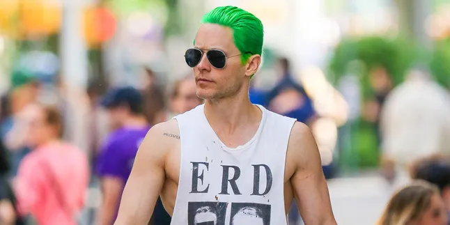 Jared Leto Bawakan Jimmy Fallon Kado Dari The Joker, Surprise! Jared Leto Bawakan Jimmy Fallon Kado Dari The Joker, Surprise!