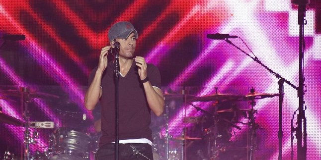 Jari Kena Drone, Enrique Iglesias Jalani Operasi Rekonstruksi