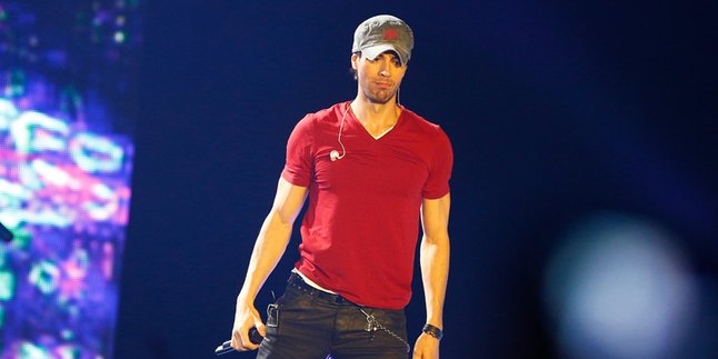 Jari Teriris Drone, Enrique Iglesias Tetap Lanjutkan Konser