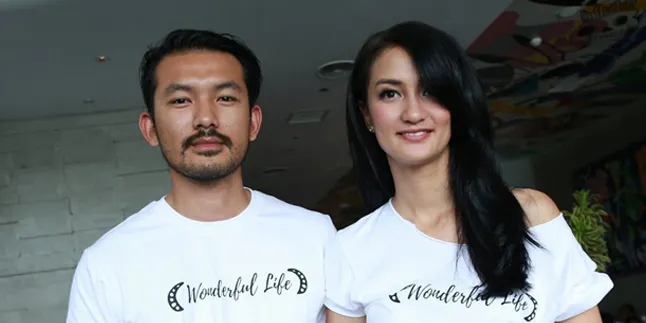 Jauh Dari Gosip, Begini Kunci Harmonis Rio Dewanto & Atiqah