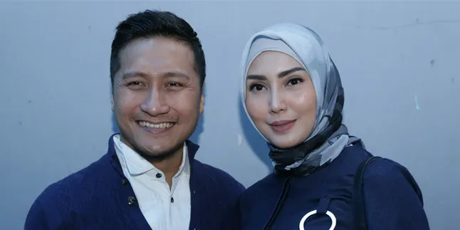 Jauh Dari Istri di Hari Ultah Pernikahan, Arie Untung Tulis Surat Menyentuh Jauh Dari Istri di Hari Ultah Pernikahan, Arie Untung Tulis Surat Menyentuh