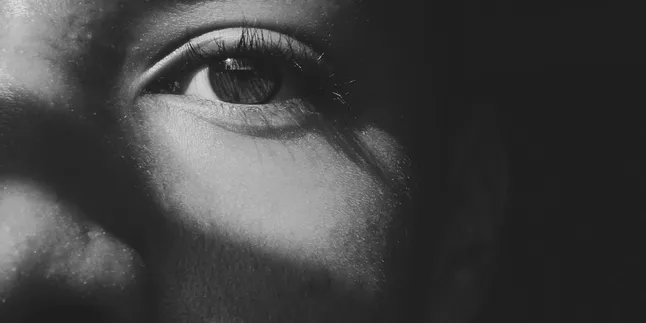 Jelajahi Dunia Mata Silinder: Ciri, Gejala, Penyebab, dan Cara Mengatasinya!