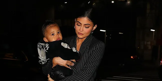 Jelang Halloween, Kylie Jenner 'Sulap' Stormi Jadi Versi Mini Dirinya