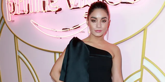 Jelang Halloween Vanessa Hudgens Siapkan Penampilan Gothic