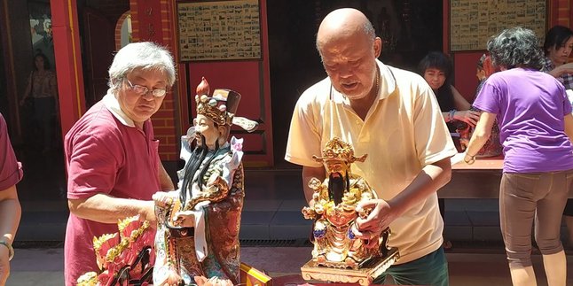 Ahead of Chinese New Year, Chinese Residents in Malang Bathe the Idols