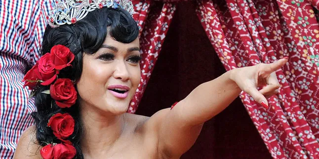 Jelang Lamaran, Julia Perez Tak Komentar Soal Beda Agama Jelang Lamaran, Julia Perez Tak Komentar Soal Beda Agama