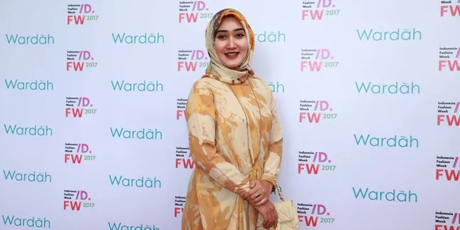 Jelang Lebaran, Ini Dia Pakaian Yang Jadi Pilihan Dian Pelangi