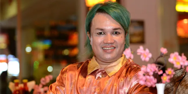 Jelang Lebaran, Tata Liem Ubah Warna Rambut Jadi... Jelang Lebaran, Tata Liem Ubah Warna Rambut Jadi...