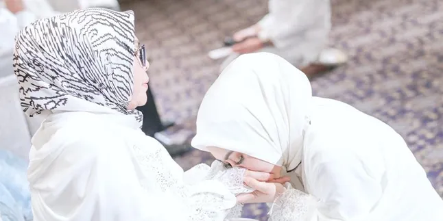 Jelang Menikah Dengan Reino Barack, Syahrini Menangis Saat Minta Restu ke Ibunda