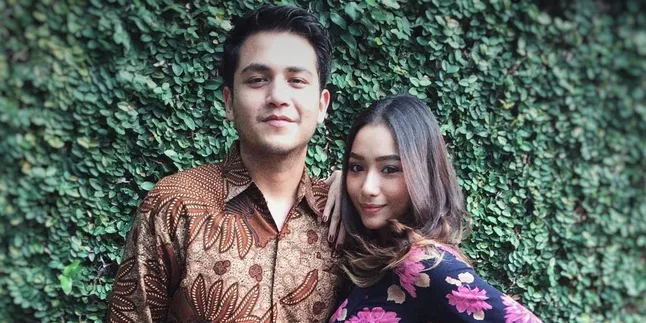 Jelang Menikah, Rizky Alatas Fitting Baju Pengantin Didampingi Adzana Bing Slamet