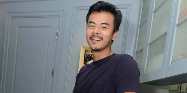 Jelang Nikah, Dion Wiyoko & Fiona Pilih Kain Untuk Gaun Pengantin