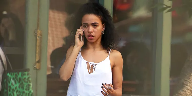 Jelang Nikah, FKA Twigs Berani Selingkuhi Robert Pattinson? Jelang Nikah, FKA Twigs Berani Selingkuhi Robert Pattinson?