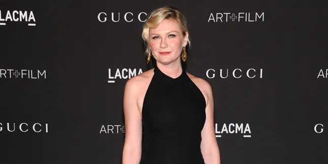 Jelang Oscar, Kirsten Dunst Lihat Gaun di New York Fashion Week Jelang Oscar, Kirsten Dunst Lihat Gaun di New York Fashion Week