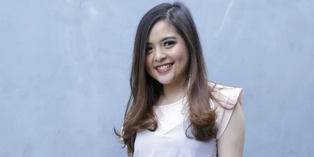 Jelang Pengajian Nikah, Tasya Kamila Nyekar ke Makam Ayahanda
