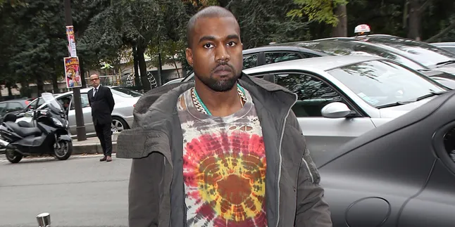 Jelang Pernikahan, Kanye West Sebar Senyum Misterius Jelang Pernikahan, Kanye West Sebar Senyum Misterius