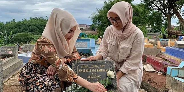 Jelang Ramadan, Ayu Ting Ting Ziarah ke Makam Almarhum Adik Laki-Laki