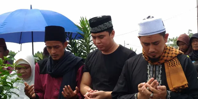 Jelang Ramadan, Billy Syahputra Ziarah ke Makam Olga Syahputra Bersama Anak Yatim