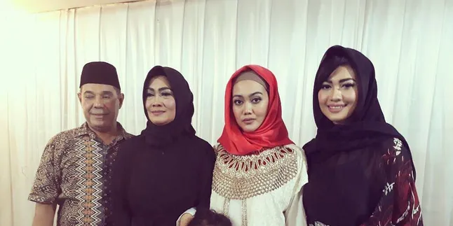 Jelang Ramadan Keluarga Jupe Ziarah Makam Penuh Haru