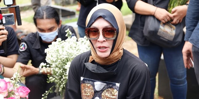 Ahead of Ramadan, Angelina Sondakh Visits Adjie Massaid's Grave