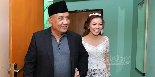 Jelang Resepsi Pernikahan, Bella Shofie Dipangku Manja Ayahnya Jelang Resepsi Pernikahan, Bella Shofie Dipangku Manja Ayahnya
