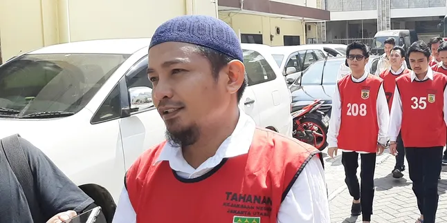 Jelang Sidang Tuntutan, Zul yang Terancam Hukuman Mati Peluk Erat Istri