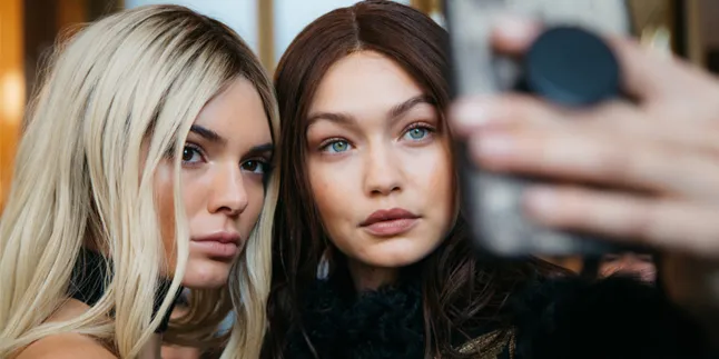 Jelang Victoria's Secret Show, Kendall Minta Gendong Gigi Hadid